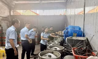 Cơ quan chức năng kiểm tra kho nhà ông T. Ảnh: Thanh Ngân