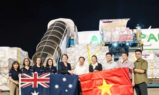 Tiếp nhận khoảng 18 tấn hàng viện trợ bão lũ từ Chính phủ Australia ở sân bay Nội Bài.
