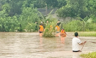 Công an Bắc Ninh giải cứu người dân khỏi nước lũ