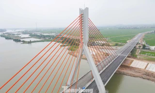 Cầu Đồng Việt cầu có tổng chiều dài hơn 811 m, mặt cầu rộng 23,5 m. Ảnh: Nguyễn Thắng