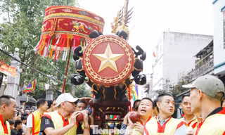 Pháo được mang ra khỏi nhà truyền thống rước ra đình làng Đồng Kỵ