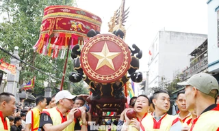 Pháo được mang ra khỏi nhà truyền thống rước ra đình làng Đồng Kỵ