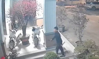 Hình ảnh đối tượng Lộc cầm dao tại Trụ sở Công an phường Tân Tiến. Ảnh: Công an tỉnh Bắc Ninh.