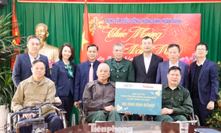 Tại đây, Ngân hàng Đầu tư và Phát triển Việt Nam chi nhánh Bắc Ninh trao 30 triệu đồng tặng trung tâm.