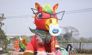 Chàng trai Bắc Ninh làm linh vật ngựa, đấu giá lấy tiền giúp người nghèo đón Tết