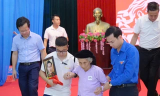 Tỉnh Đoàn Bắc Ninh trao ảnh phục dựng chân dung các anh hùng liệt sỹ tặng gia đình thân nhân liệt sĩ.