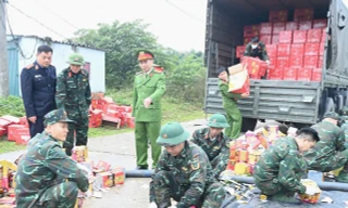 Công an và Quân đội tỉnh Bắc Ninh tiêu hủy gần 11 tấn pháo hoa nổ.