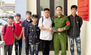 Học sinh xã Tam Tiến trả lại của rơi cho người bị mất.