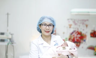 Bác sĩ Thắng với niềm vui khi đón em bé sinh vào đúng đêm Giao thừa. Ảnh: Nguyễn Thắng