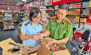 Lực lượng chức năng kiểm tra tại cơ sở kinh doanh bánh Trung thu.