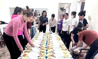 Hội Liên hiệp Phụ nữ xã Xuân Cẩm nấu cơm cho lực lượng phòng chống lũ.