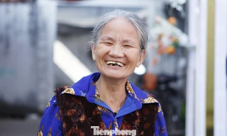 Bà Đào Thị Phán vui mừng khi được tỉnh Bắc Ninh hỗ trợ mua bảo hiểm y tế. Ảnh: Nguyễn Thắng