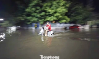 Đường Ngô Văn Cảnh cũng bị ngập sâu trong nước mưa. Ảnh: Nguyễn Thắng