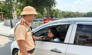 Cảnh sát giao thông tỉnh Bắc Ninh kiểm tra nồng độ cồn.