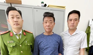 Đối tượng Phong (ở giữa) tại Cơ quan Công an.