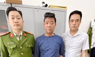 Đối tượng Phong (ở giữa) tại Cơ quan Công an.