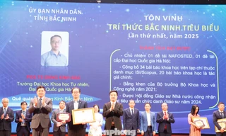 Bí thư Tỉnh ủy Bắc Ninh Nguyễn Hồng Thái (ngoài cùng bên trái) khen thưởng trí thức tiêu biểu.