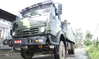 Mấy ngày qua, xe đặc chủng của quân đội xuất hiện ở nhiều thôn từng bị ngập sâu ở xã Tiên Lục. Ảnh: Nguyễn Thắng