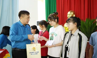 Liên đoàn Lao động tỉnh Bắc Ninh trao quà tặng công nhân có hoàn cảnh khó khăn.