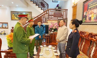 Cơ quan điều tra công bố quyết định khởi tố bị can và lệnh bắt bị can để tạm giam.