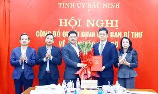 Công bố quyết định của Ban Bí thư chuẩn y Phó Bí thư Tỉnh ủy Bắc Ninh Trần Huy Phương (thứ 2 bên phải).