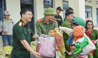 Bộ CHQS tỉnh Bắc Ninh hỗ trợ hơn 300 triệu đồng và 6,5 tấn gạo tặng bà con vùng lũ Gia Lai.