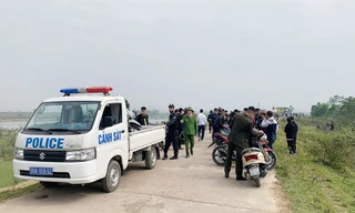 Lực lượng công an xử lý vi phạm ở khu vực "Cây cô đơn".