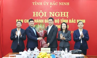 Lãnh đạo tỉnh Bắc Ninh tặng hoa chúc mừng ông Phương (thứ 3 bên phải).