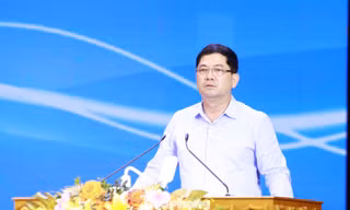 Bí thư Tỉnh ủy Bắc Ninh Nguyễn Hồng Thái (ở giữa) và Chủ tịch UBND tỉnh Bắc Ninh Phạm Hoàng Sơn (bên trái) chủ trì buổi đối thoại.