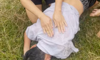 Anh Lương Minh Tú và anh Nguyễn Công Long kịp thời cứu em Nam. Ảnh: Công an xã Tân Dĩnh