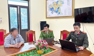 Cơ quan Công an làm việc với người vi phạm.
