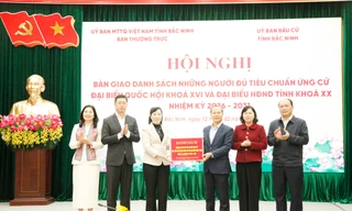Mặt trận Tổ quốc tỉnh Bắc Ninh bàn giao danh sách người ứng cử đại biểu Quốc hội và HĐND tỉnh cho Ủy ban bầu cử tỉnh Bắc Ninh. Ảnh: Nguyễn Thắng