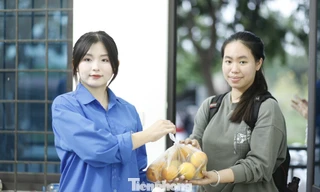 Lý Tôn Khánh Hiền bán cam cho khách. Ảnh: Nguyễn Thắng