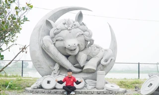 Anh Bùi Văn Quân với linh vật ngựa thương.