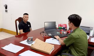 Công an làm việc với người có liên quan vụ việc.