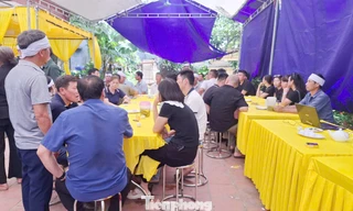 Đông đảo người thân, hàng xóm và đồng nghiệp thương xót trước đám tang anh Tuấn cùng vợ và con gái. Ảnh: Nguyễn Thắng