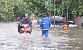 Đường Ngô Văn Cảnh cũng bị ngập sau cơn mưa to. Ảnh: Nguyễn Thắng