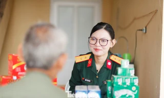 Các chiến sĩ quân đội tư vấn sức khỏe, cấp thuốc miễn phí cho gia đình chính sách.