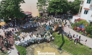 Hàng trăm chiến sĩ quân đội khẩn trương xử lý sự cố đê sông Cầu ở Bắc Ninh. Ảnh:Nguyễn Thắng