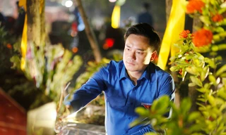 Bí thư Tỉnh Đoàn Bắc Ninh Trần Văn Đăng thắp hương anh hùng liệt sĩ. Ảnh: Nguyễn Thắng