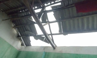 Một ngôi nhà ở Bắc Ninh bị tốc mái do gió lốc.