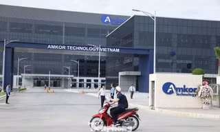 Đoàn công tác tỉnh Bắc Ninh thăm nhà máy sản xuất của Amkor Technology.