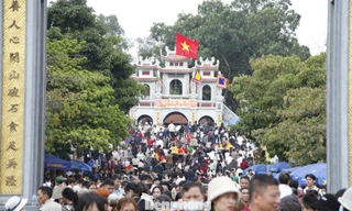 Lối đi lên đền Bà Chúa Kho ken đặc người.