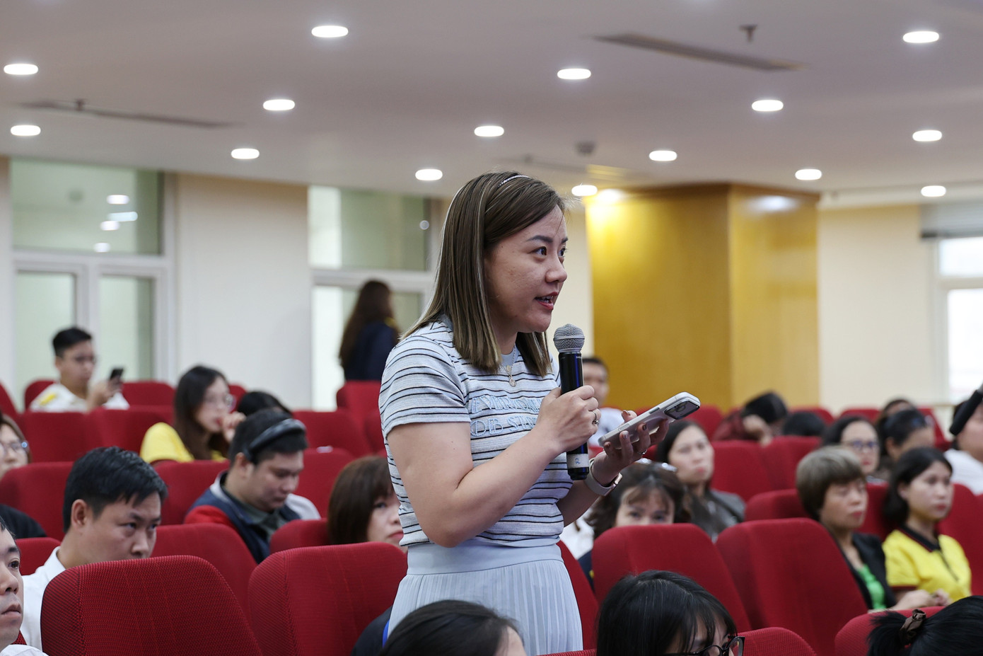 Hộ kinh doanh đặt câu hỏi tới cơ quan thuế.