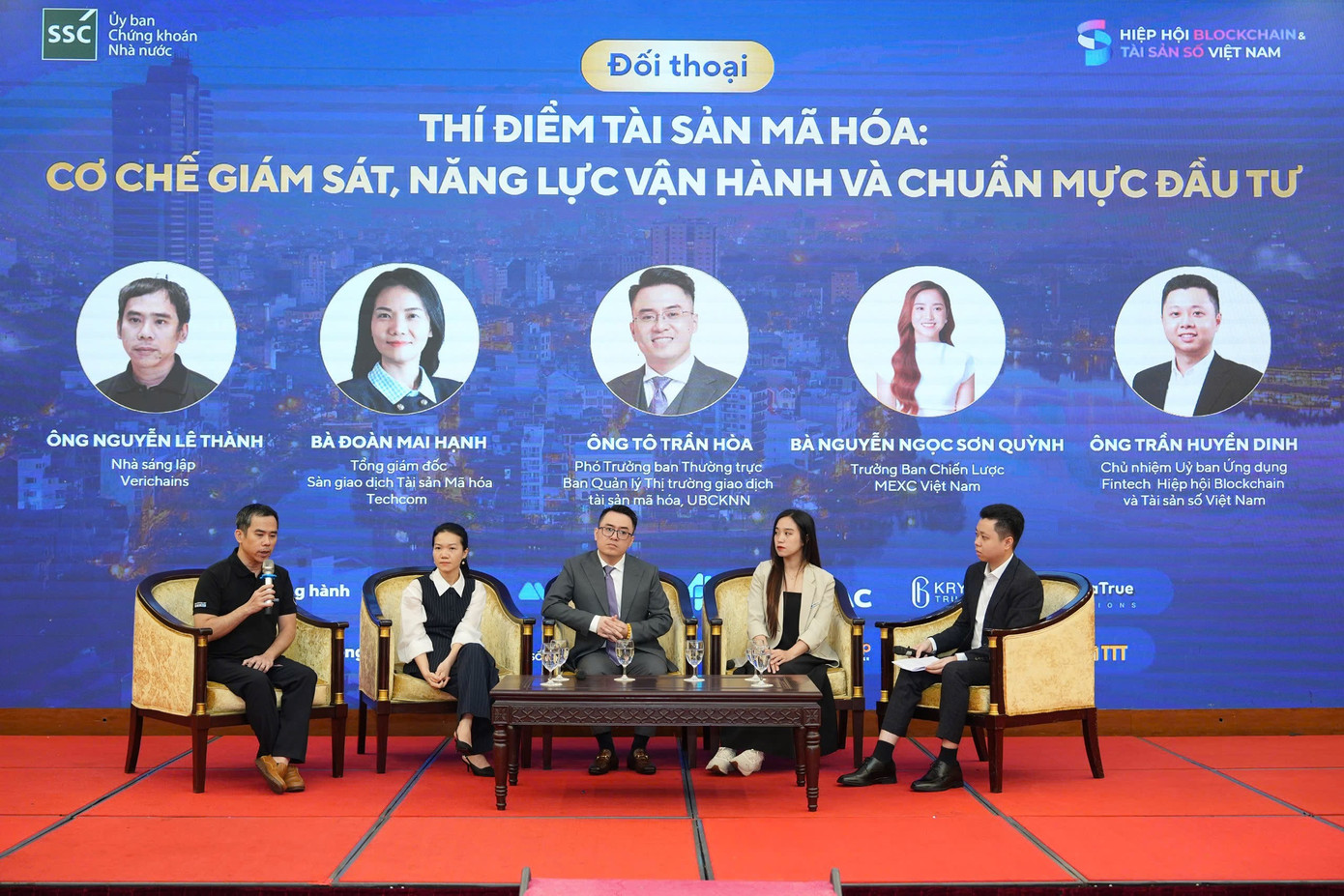 tu-trai-sang-phai-ong-nguyen-le-thanh-verichains-ba-doan-mai-hanh-tcex-ong-to-tran-hoa-ubcknn-ba-nguyen-ngoc-son-quynh-mexc-viet-nam-va-ong-tran-huyen-dinh-vba-trao-doi-ve-viec-thi.jpg