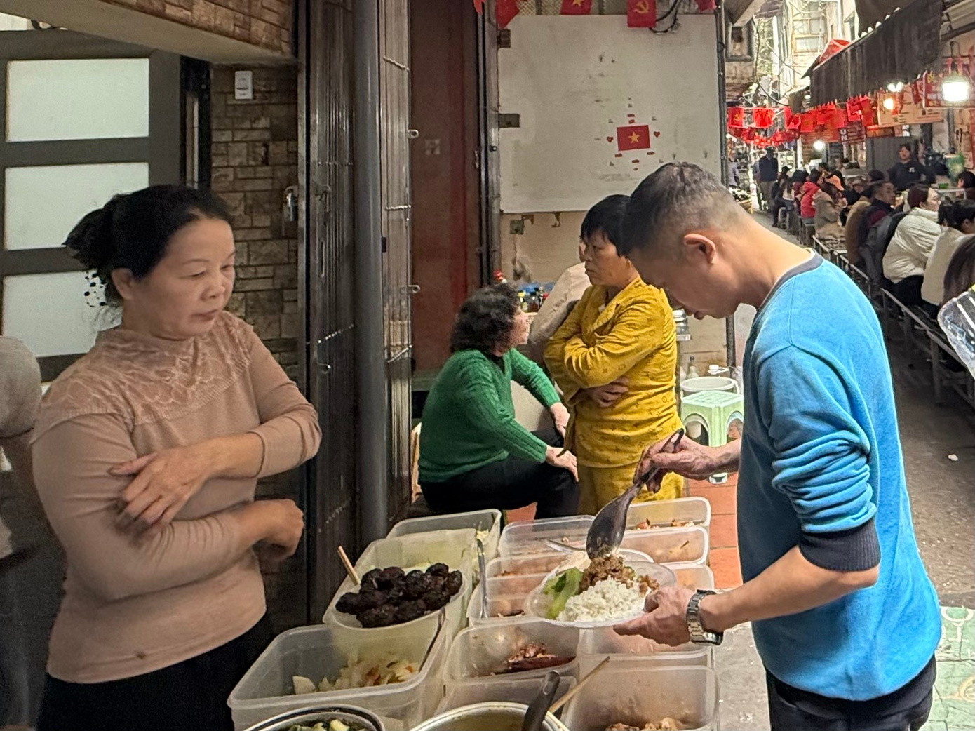 Hàng quán bình dân trước sức ép chi phí, nguyên liệu đầu vào tăng giá.