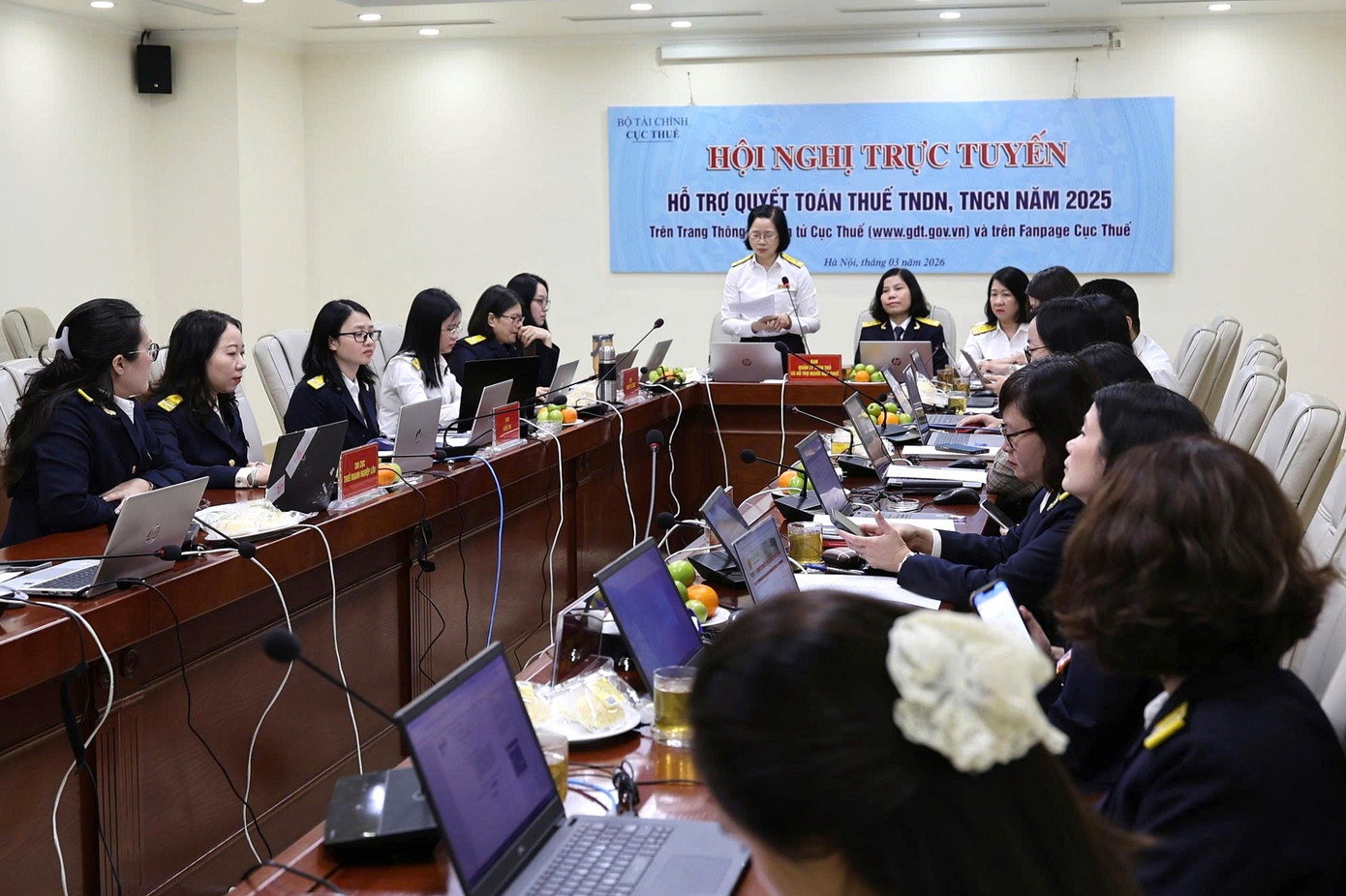 Cán bộ thuế trả lời vướng mắc, hướng dẫn quyết toán thuế.