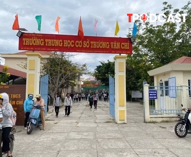 NÓNG 20/4: Lý do 17 học sinh đồng loạt 'tố' giáo viên dạy Toán ở Vĩnh Long