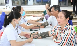 Tiền lương, phụ cấp cho nhân viên y tế cần chính sách đột phá, đặc thù