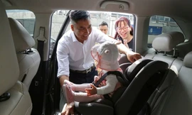 Người lái ô tô không được cho trẻ em dưới 10 tuổi ngồi cùng hàng ghế